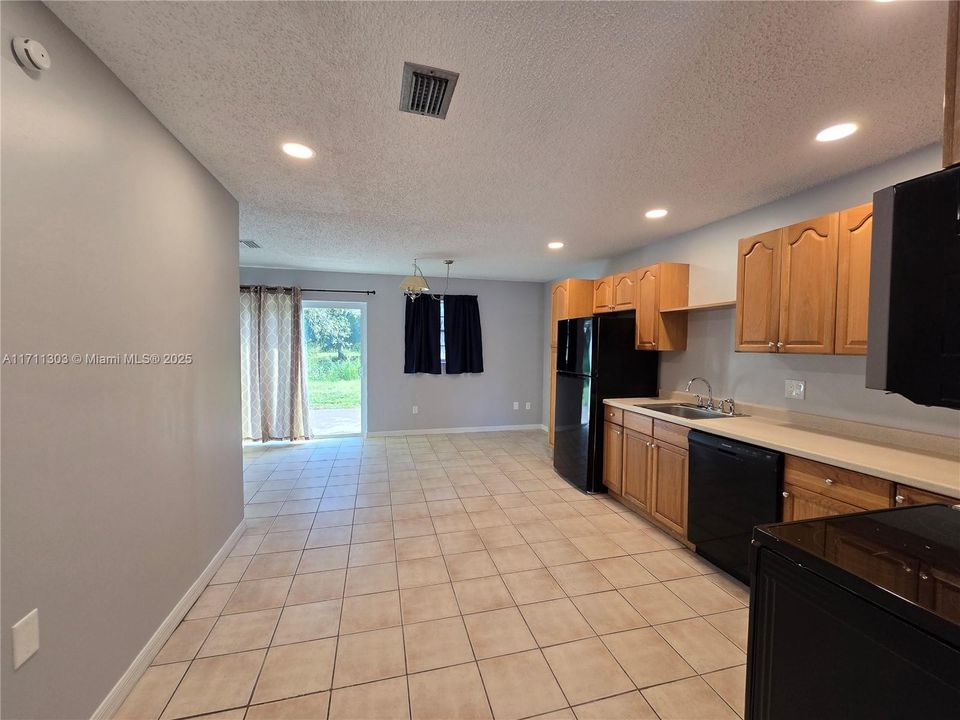 For Sale: $330,000 (3 beds, 1 baths, 1073 Square Feet)