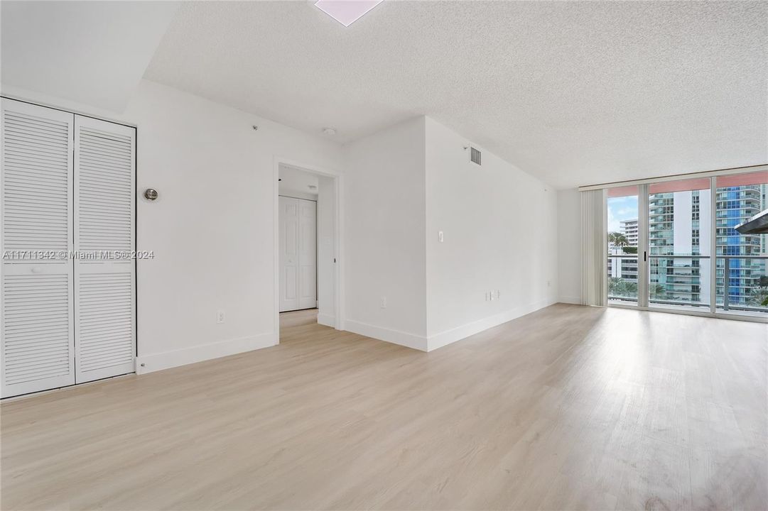 For Sale: $675,000 (2 beds, 2 baths, 1140 Square Feet)