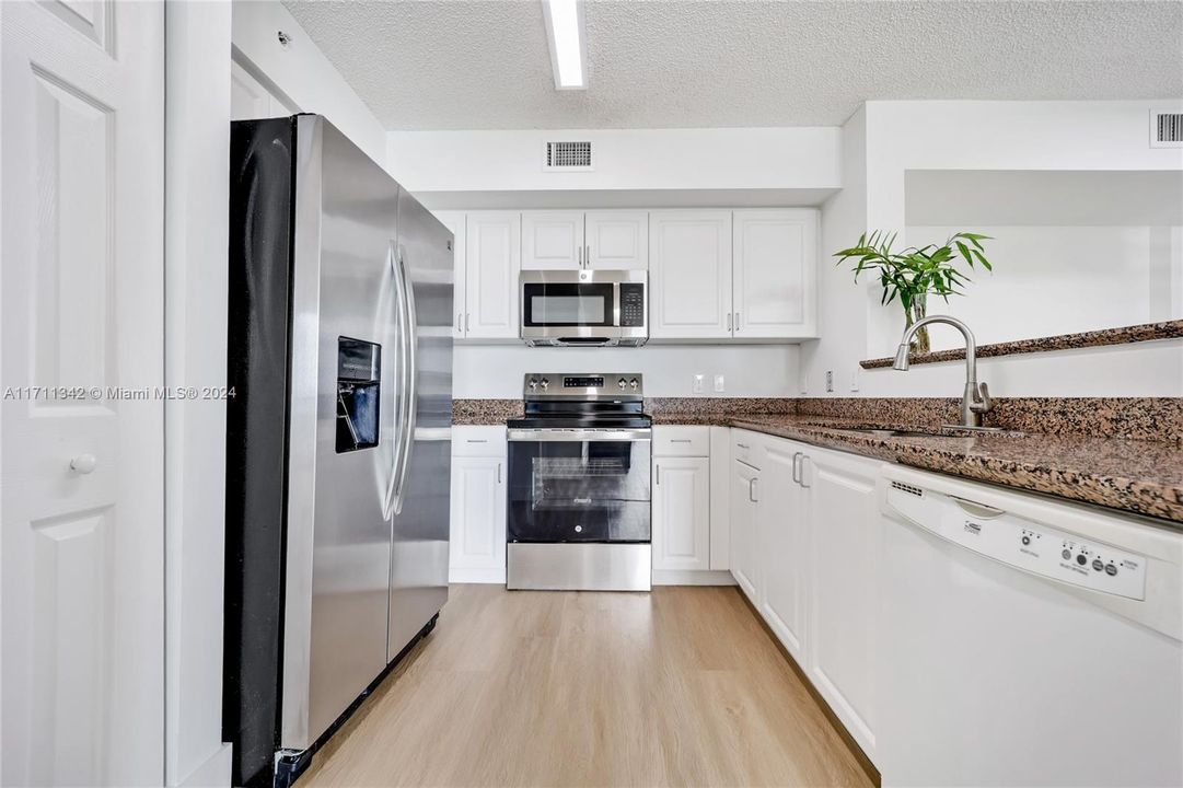 For Sale: $675,000 (2 beds, 2 baths, 1140 Square Feet)