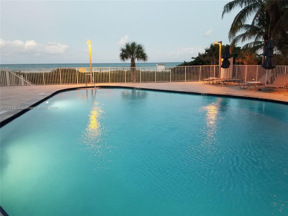 Direct access to the Beach. Heated pool.