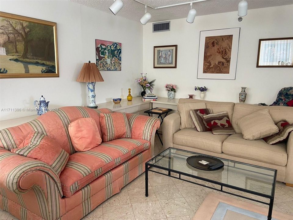 En Venta: $411,000 (3 camas, 2 baños, 2200 Pies cuadrados)