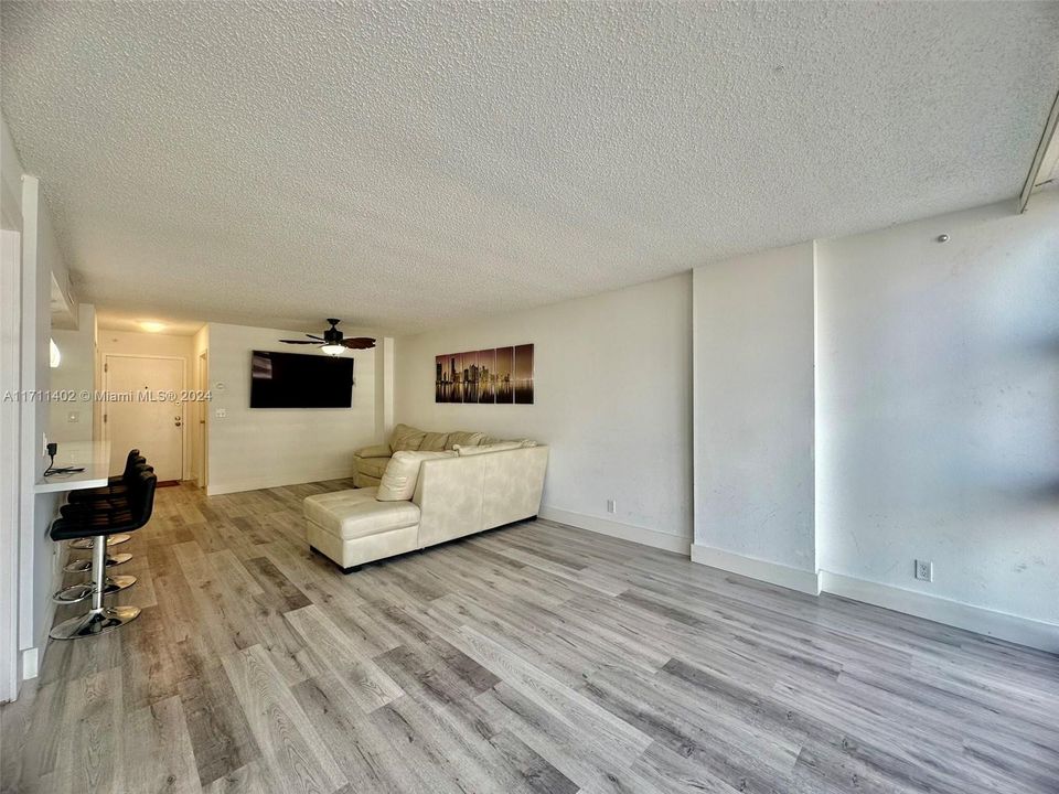 For Sale: $335,000 (2 beds, 2 baths, 1020 Square Feet)