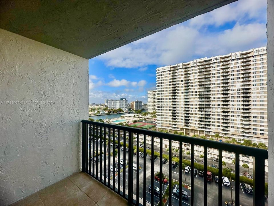 For Sale: $335,000 (2 beds, 2 baths, 1020 Square Feet)