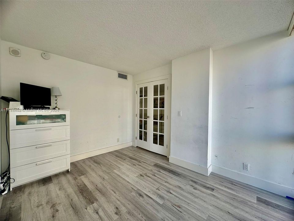 For Sale: $335,000 (2 beds, 2 baths, 1020 Square Feet)