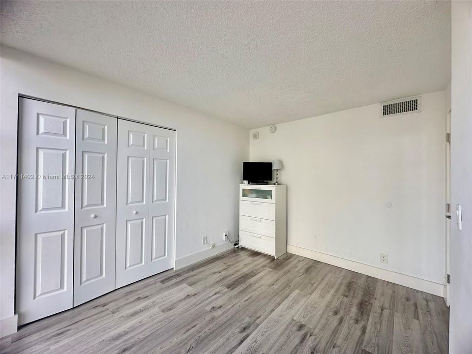 For Sale: $335,000 (2 beds, 2 baths, 1020 Square Feet)