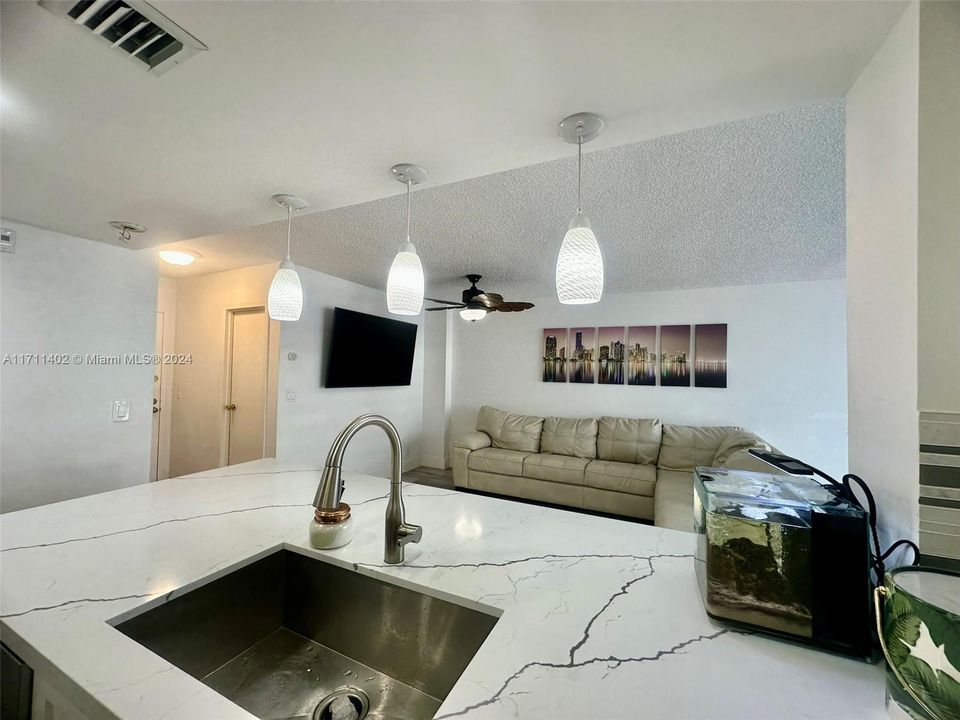 For Sale: $335,000 (2 beds, 2 baths, 1020 Square Feet)