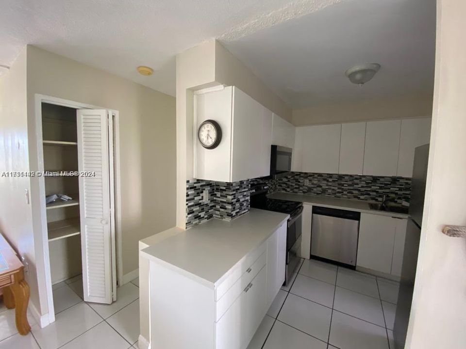 For Rent: $2,000 (2 beds, 1 baths, 858 Square Feet)