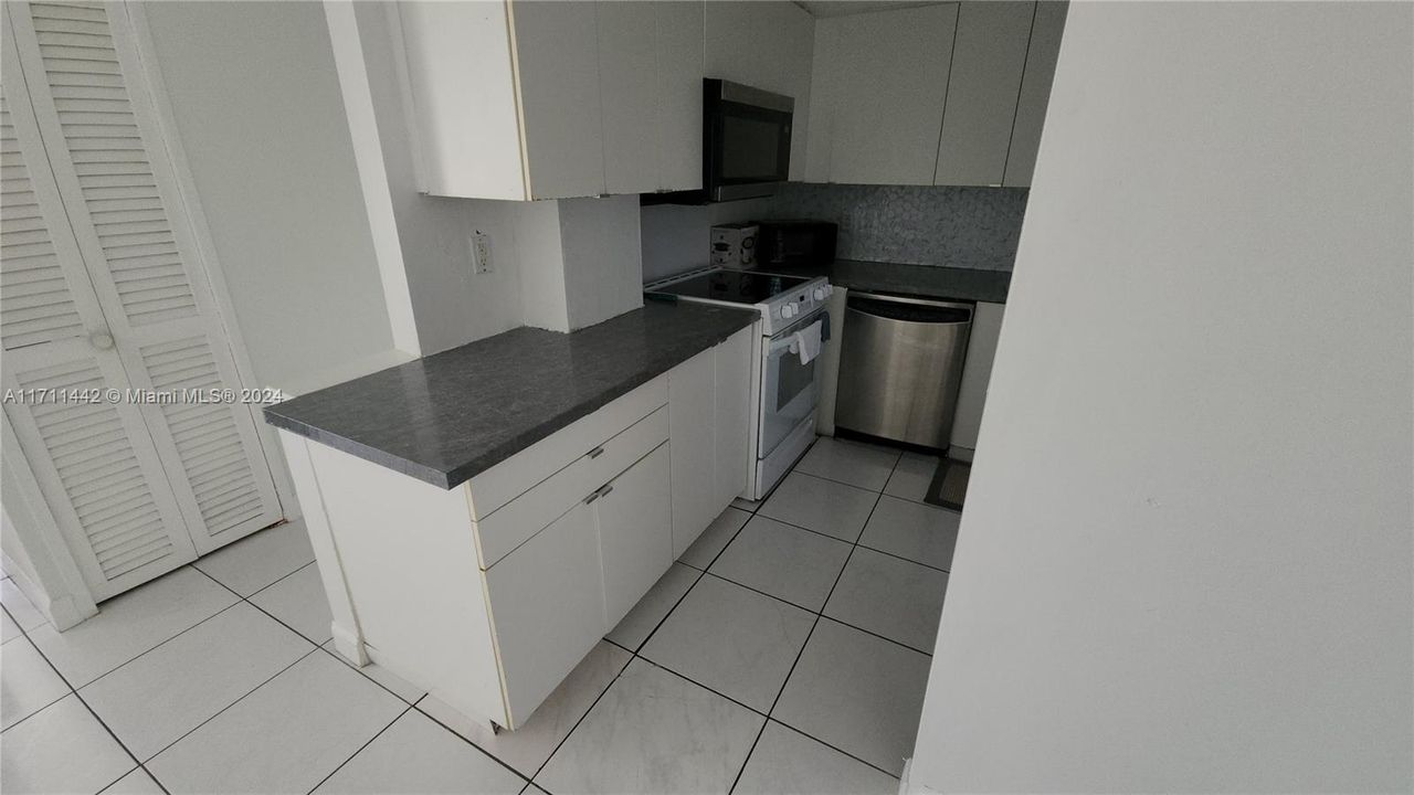 For Rent: $2,000 (2 beds, 1 baths, 858 Square Feet)