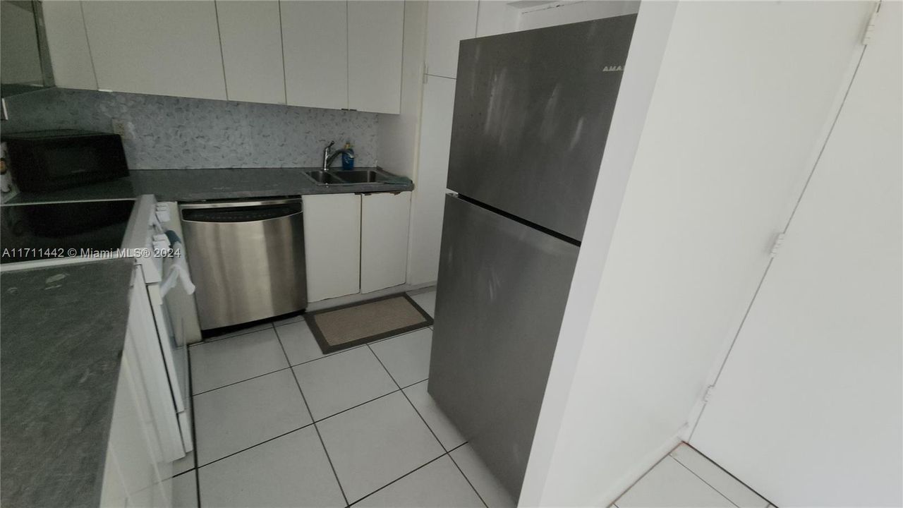 For Rent: $2,000 (2 beds, 1 baths, 858 Square Feet)