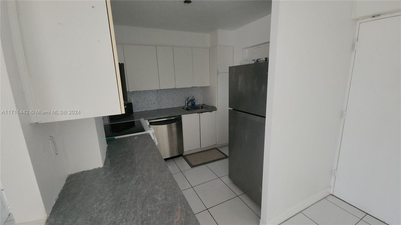 For Rent: $2,000 (2 beds, 1 baths, 858 Square Feet)