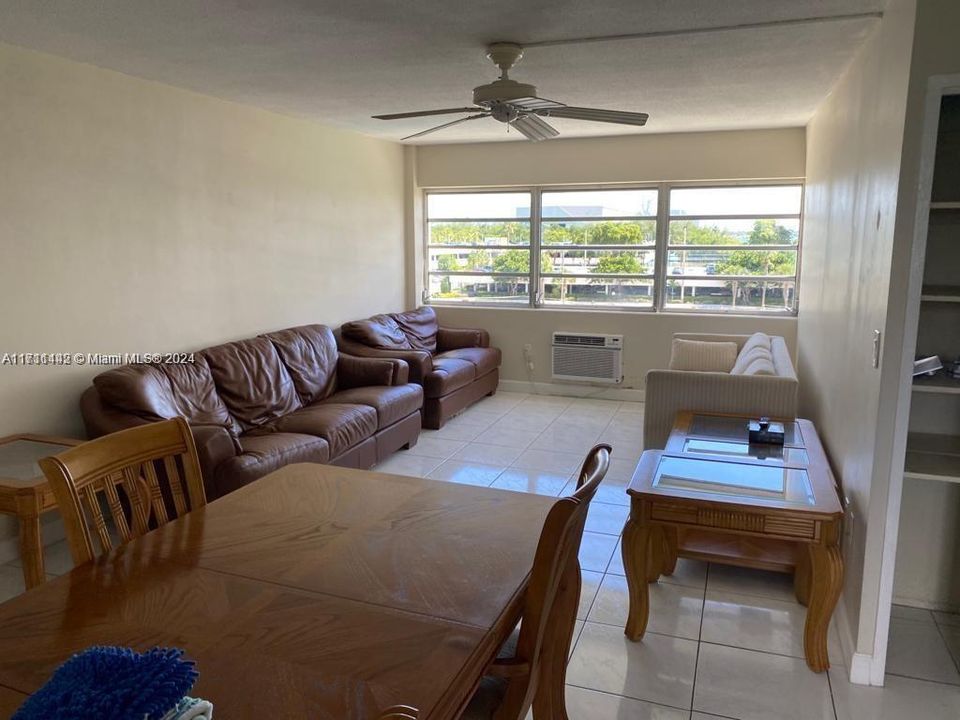 For Rent: $2,000 (2 beds, 1 baths, 858 Square Feet)