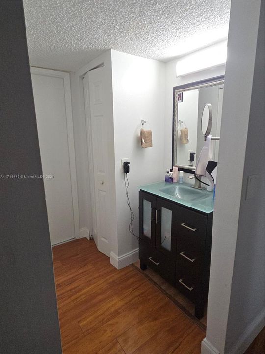 For Sale: $275,000 (1 beds, 1 baths, 721 Square Feet)