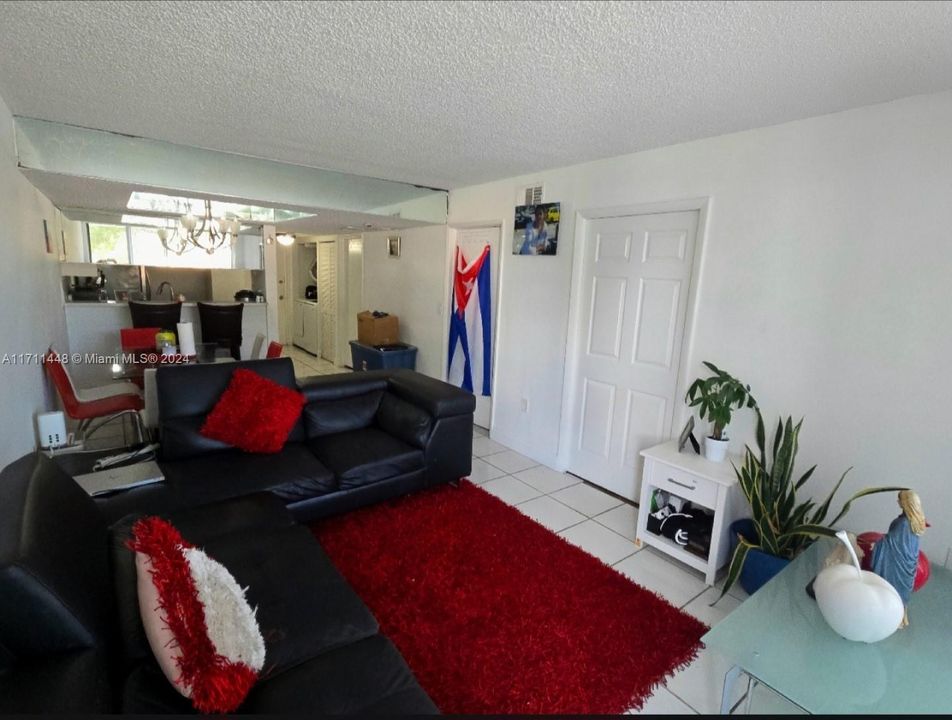 For Sale: $275,000 (1 beds, 1 baths, 721 Square Feet)