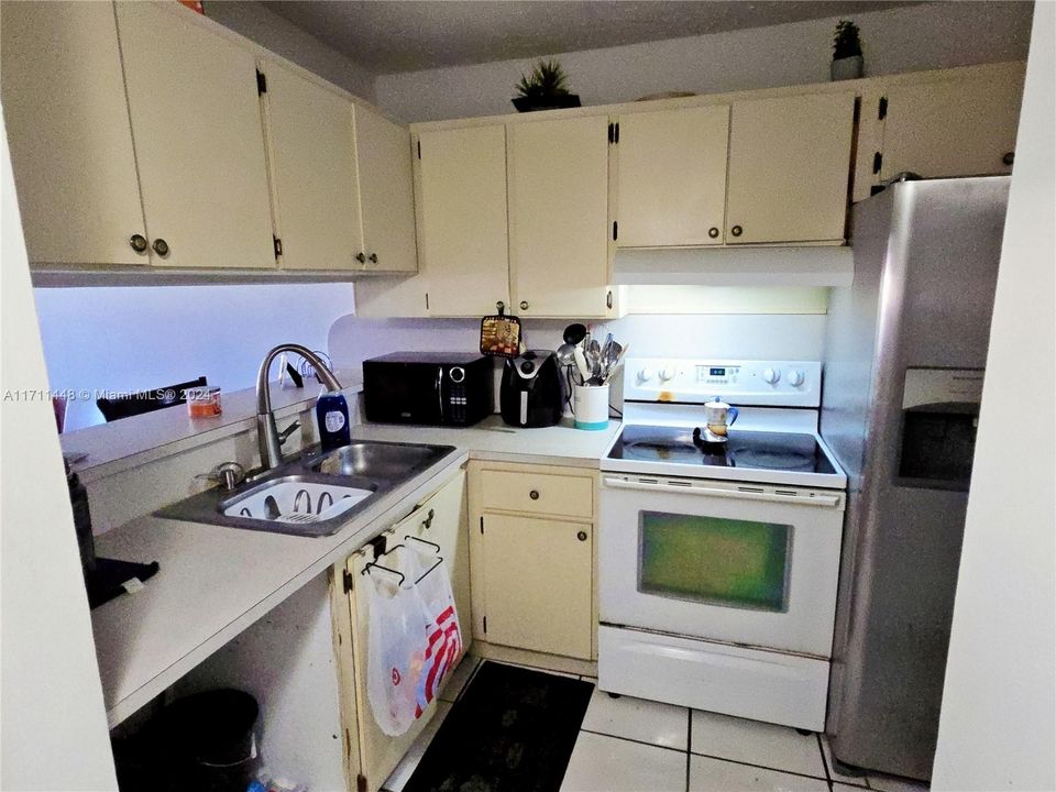 For Sale: $275,000 (1 beds, 1 baths, 721 Square Feet)