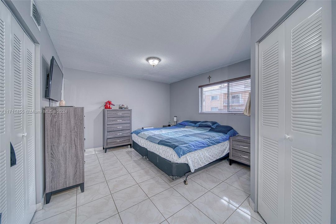 For Sale: $345,000 (2 beds, 2 baths, 1090 Square Feet)