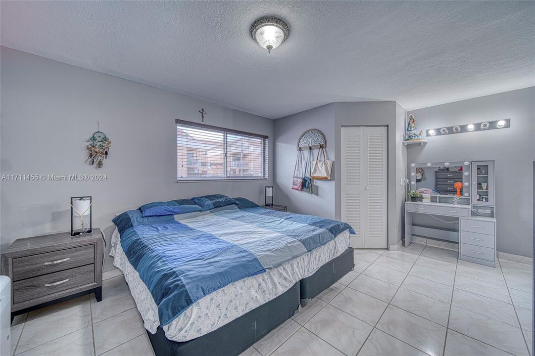 For Sale: $345,000 (2 beds, 2 baths, 1090 Square Feet)