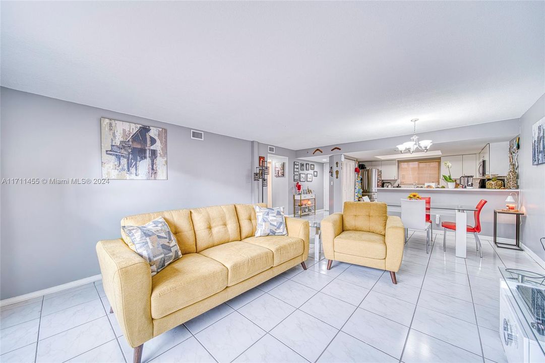 For Sale: $345,000 (2 beds, 2 baths, 1090 Square Feet)