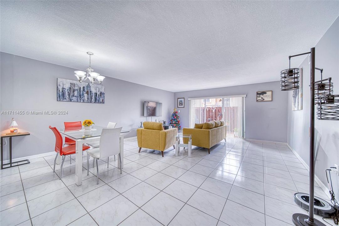 For Sale: $345,000 (2 beds, 2 baths, 1090 Square Feet)