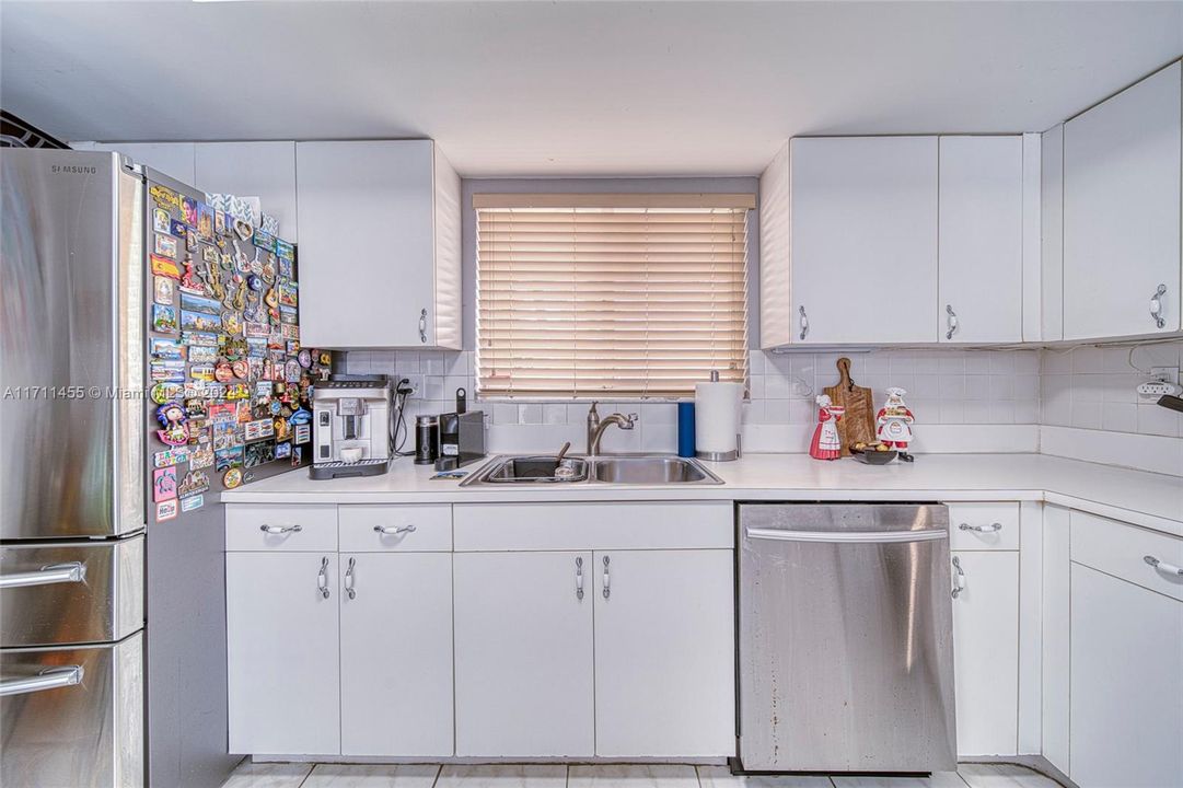 For Sale: $345,000 (2 beds, 2 baths, 1090 Square Feet)