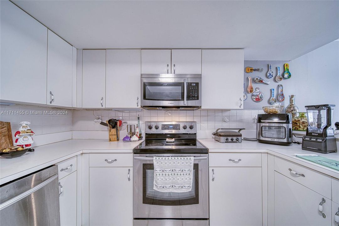 For Sale: $345,000 (2 beds, 2 baths, 1090 Square Feet)