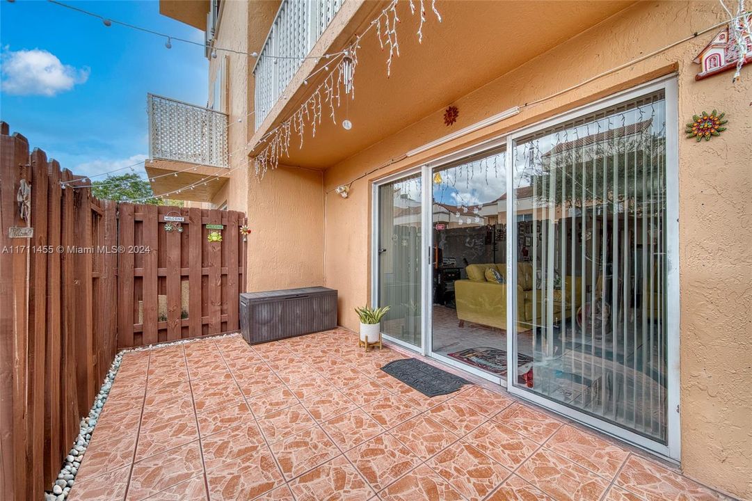 For Sale: $345,000 (2 beds, 2 baths, 1090 Square Feet)