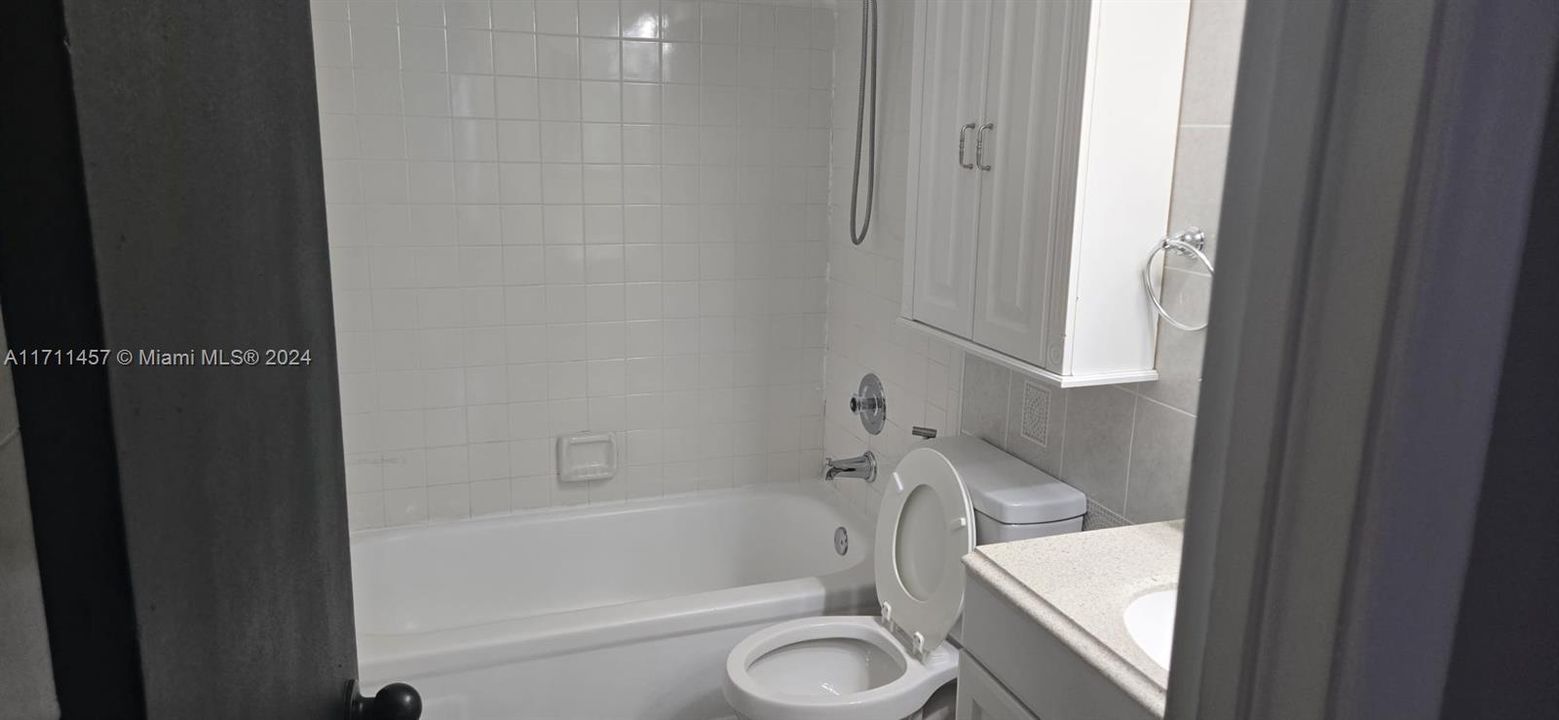 For Rent: $2,400 (2 beds, 2 baths, 747 Square Feet)