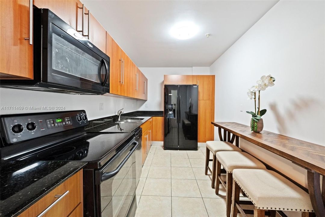 For Sale: $390,000 (1 beds, 1 baths, 817 Square Feet)