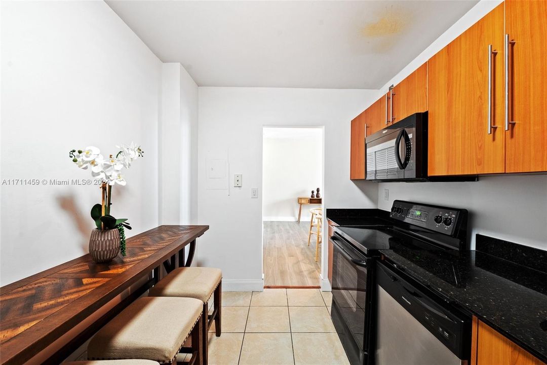 For Sale: $390,000 (1 beds, 1 baths, 817 Square Feet)