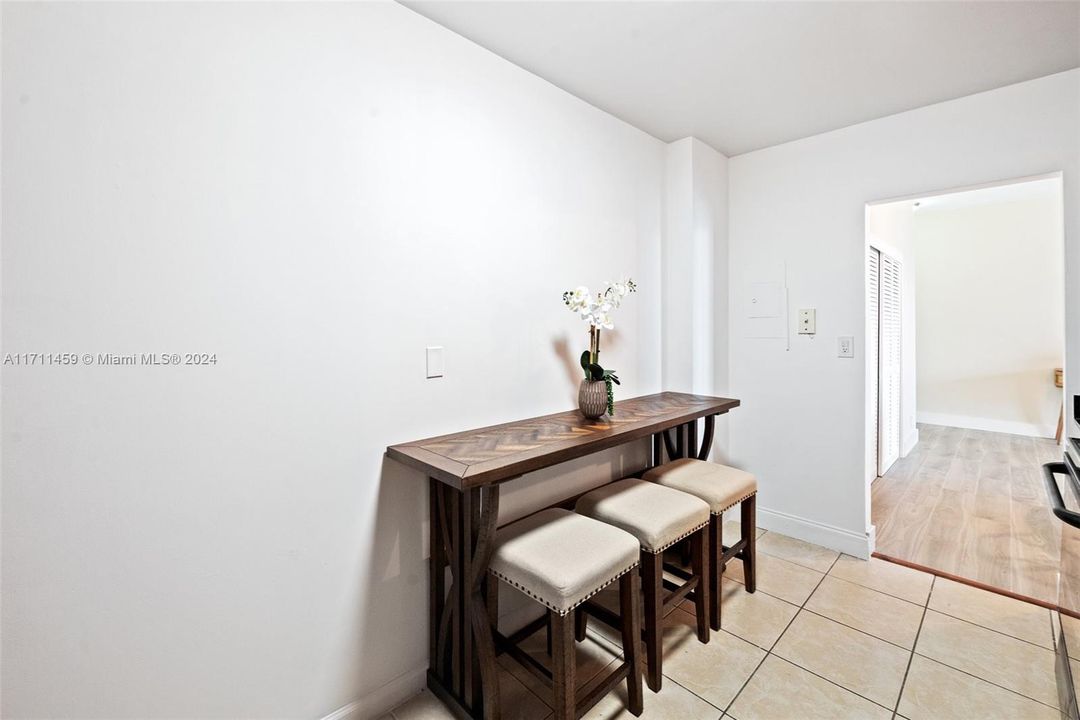 For Sale: $390,000 (1 beds, 1 baths, 817 Square Feet)