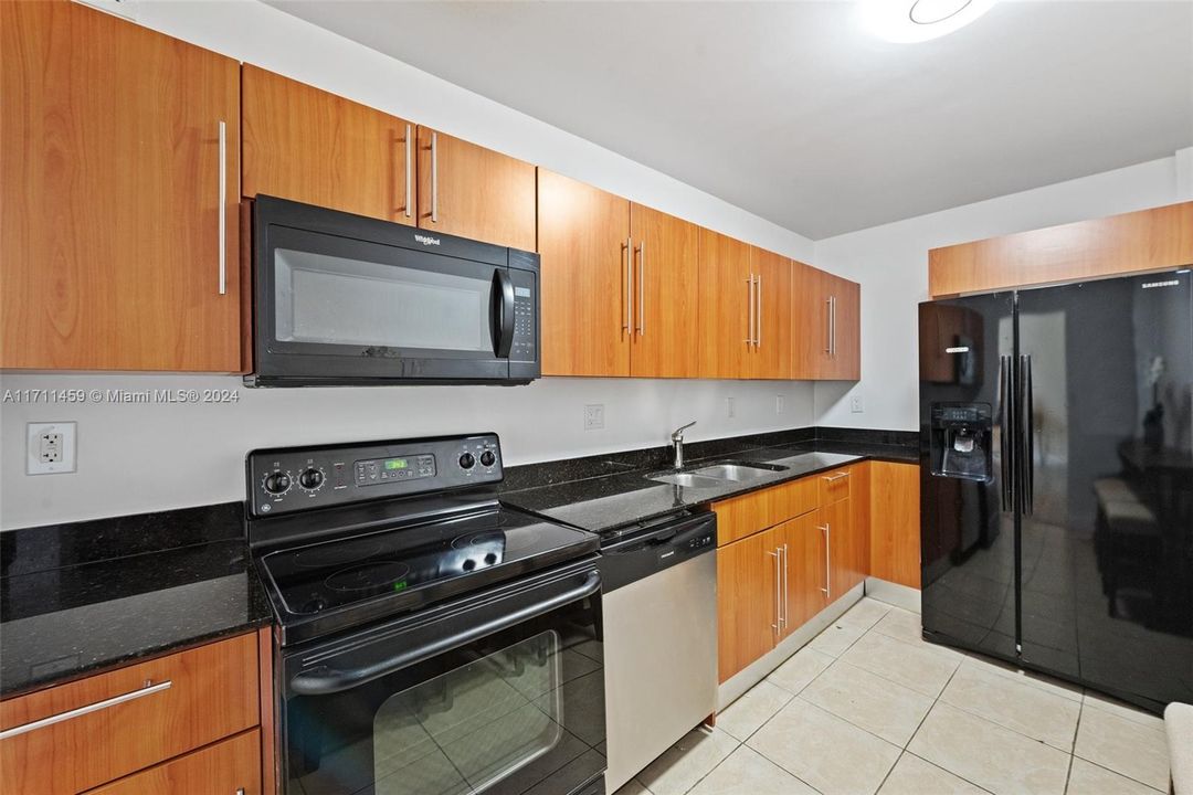 For Sale: $390,000 (1 beds, 1 baths, 817 Square Feet)