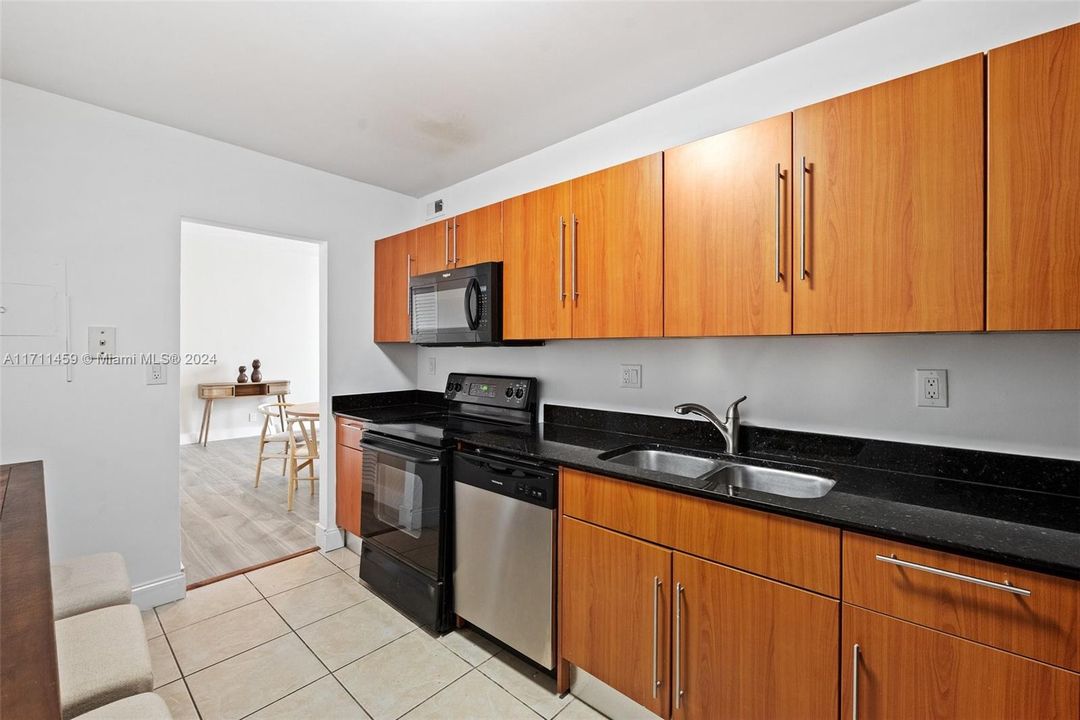 For Sale: $390,000 (1 beds, 1 baths, 817 Square Feet)