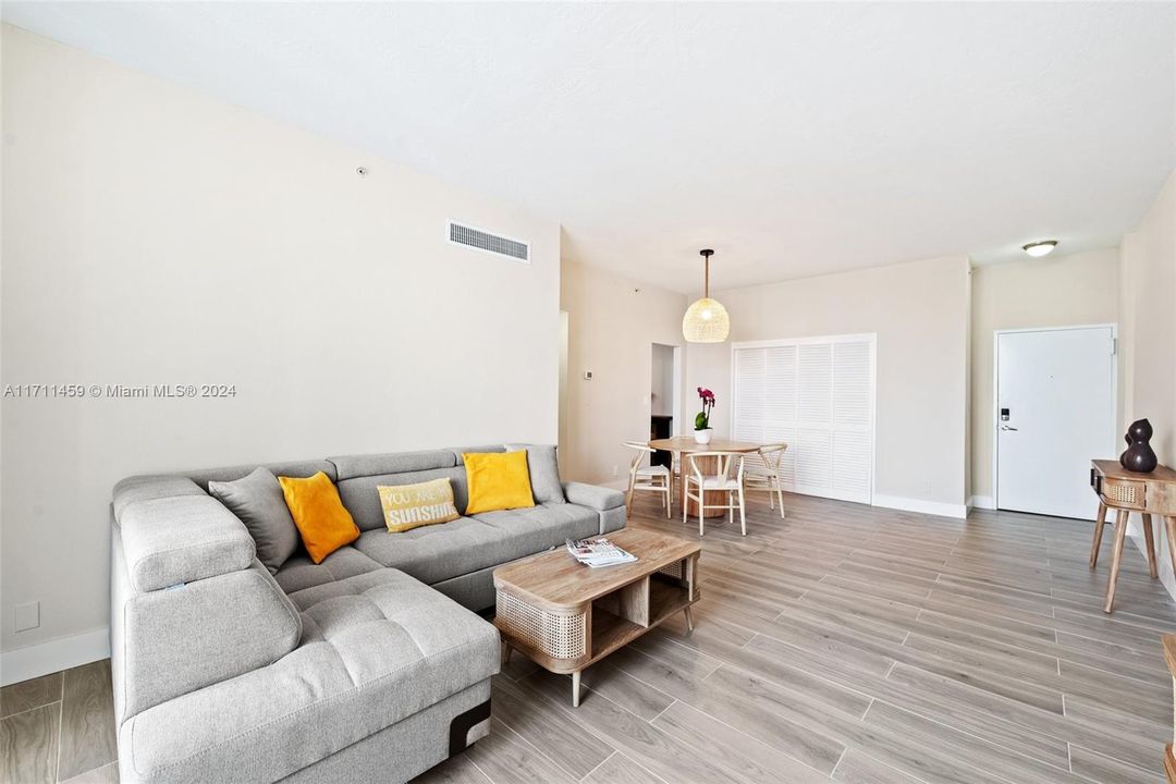 For Sale: $390,000 (1 beds, 1 baths, 817 Square Feet)