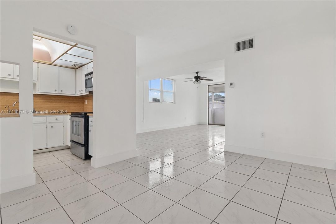 For Rent: $2,300 (2 beds, 2 baths, 1091 Square Feet)