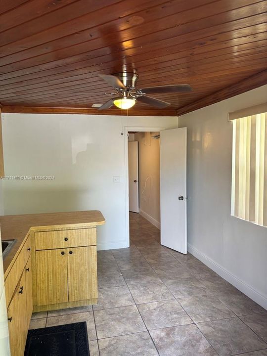 For Rent: $1,400 (1 beds, 1 baths, 1214 Square Feet)