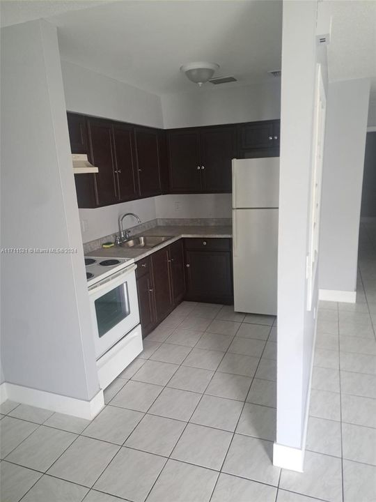 For Rent: $2,200 (2 beds, 1 baths, 920 Square Feet)