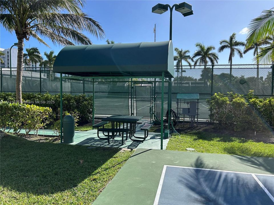 Tennis & basketball/volleyball