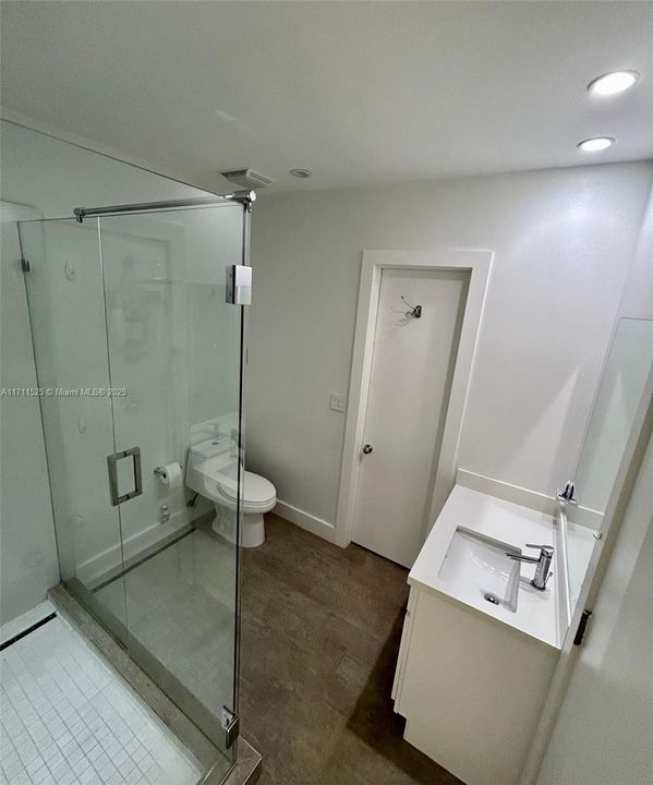 Bathroom with 2 door access to each bedroom