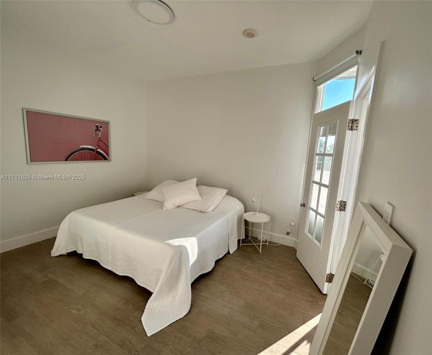 Primary Bedroom (1 king or 2 twin beds)