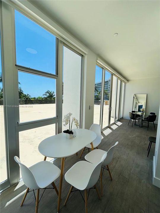 Breakfast nook & dining area