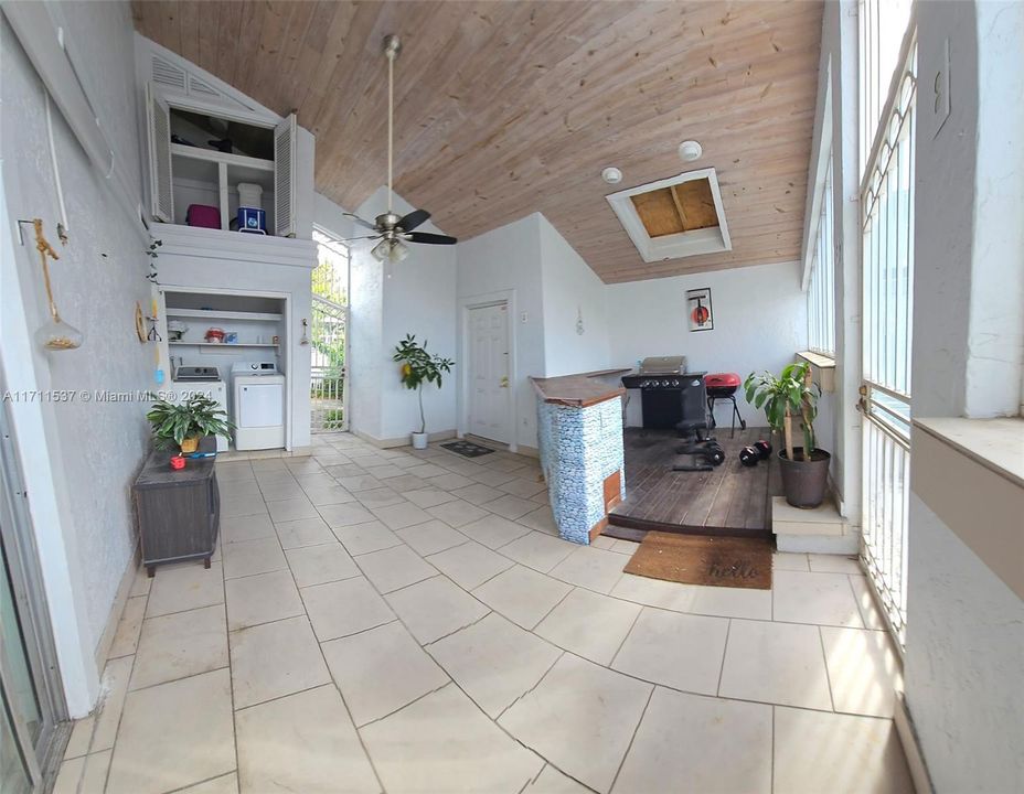 For Sale: $320,000 (2 beds, 2 baths, 1013 Square Feet)