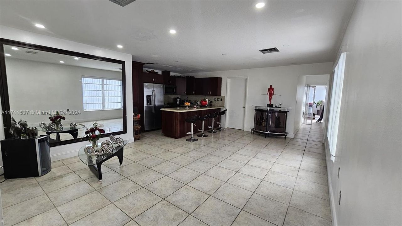 For Sale: $320,000 (2 beds, 2 baths, 1013 Square Feet)