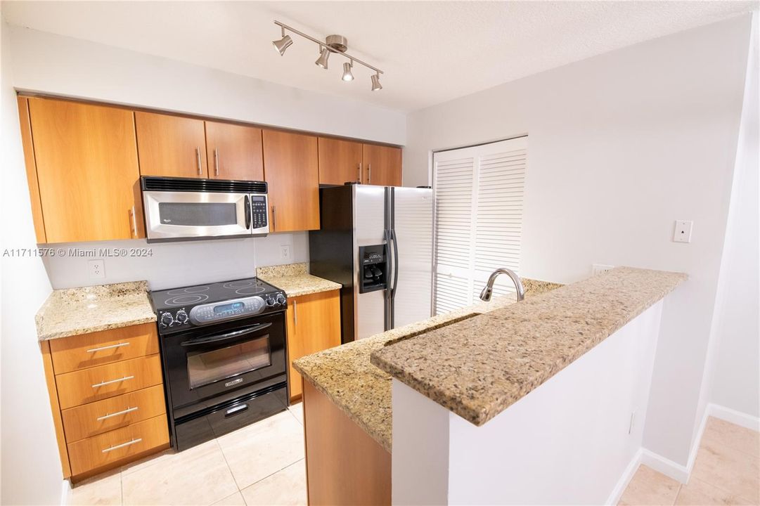 For Rent: $1,950 (1 beds, 1 baths, 756 Square Feet)