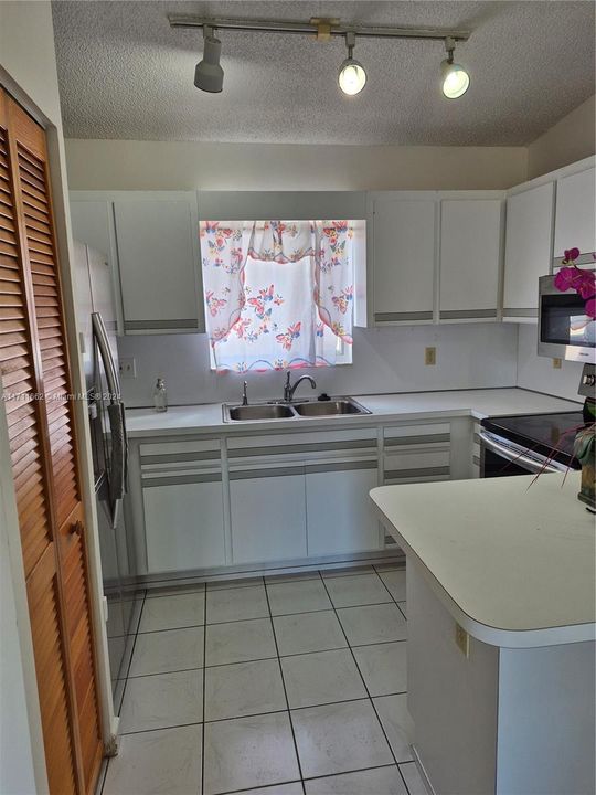 For Rent: $2,550 (2 beds, 2 baths, 960 Square Feet)