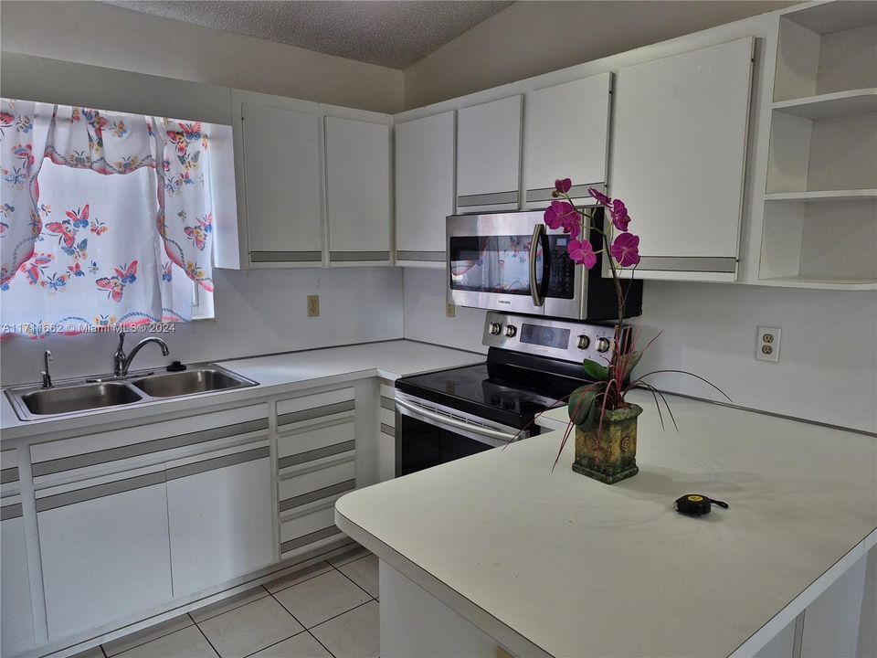 For Rent: $2,550 (2 beds, 2 baths, 960 Square Feet)