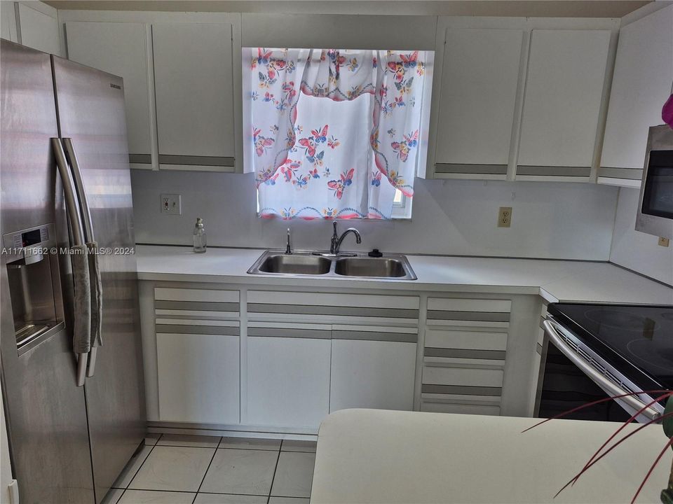 For Rent: $2,550 (2 beds, 2 baths, 960 Square Feet)