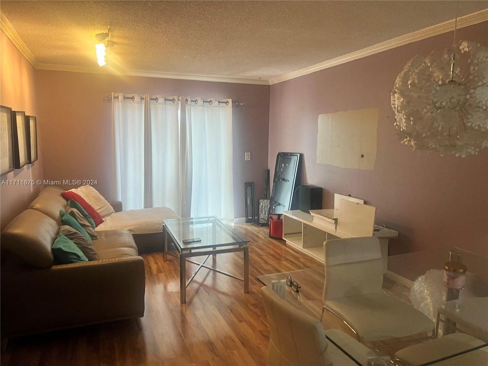 For Sale: $270,000 (2 beds, 1 baths, 720 Square Feet)