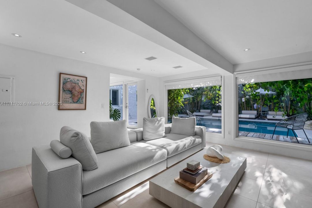 合同活跃: $2,990,000 (5 贝兹, 4 浴室, 3770 平方英尺)