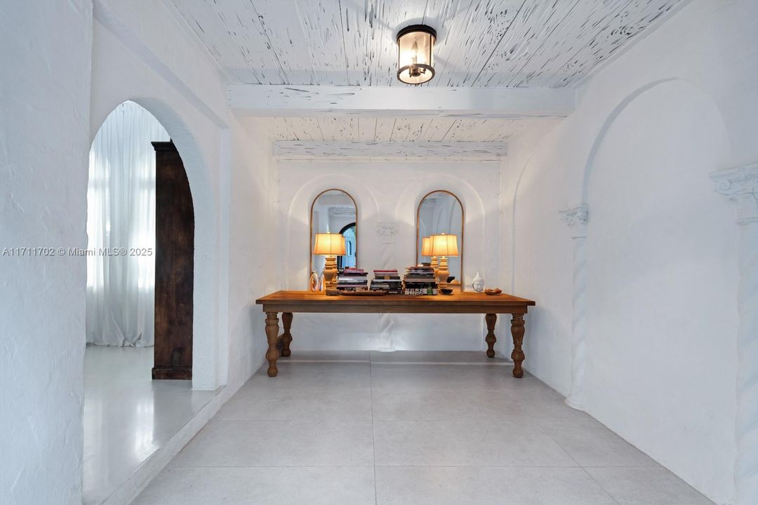 合同活跃: $2,990,000 (5 贝兹, 4 浴室, 3770 平方英尺)