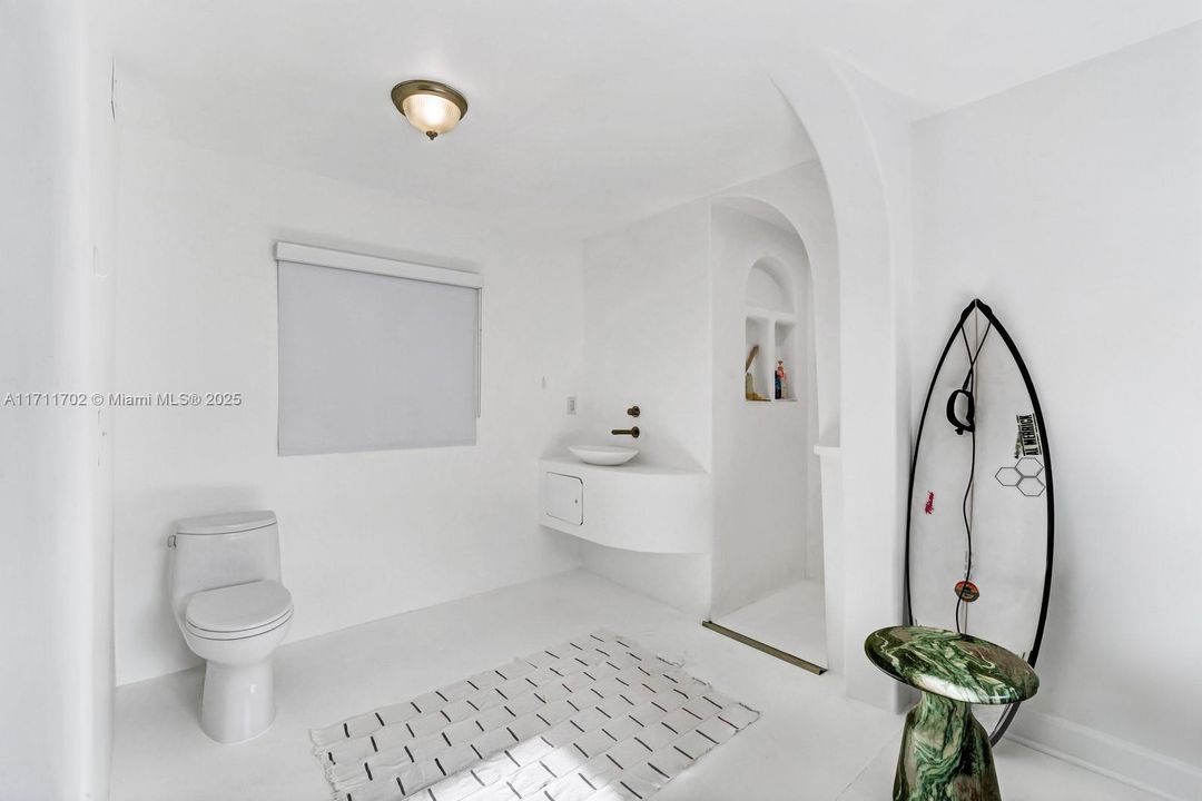 合同活跃: $2,990,000 (5 贝兹, 4 浴室, 3770 平方英尺)