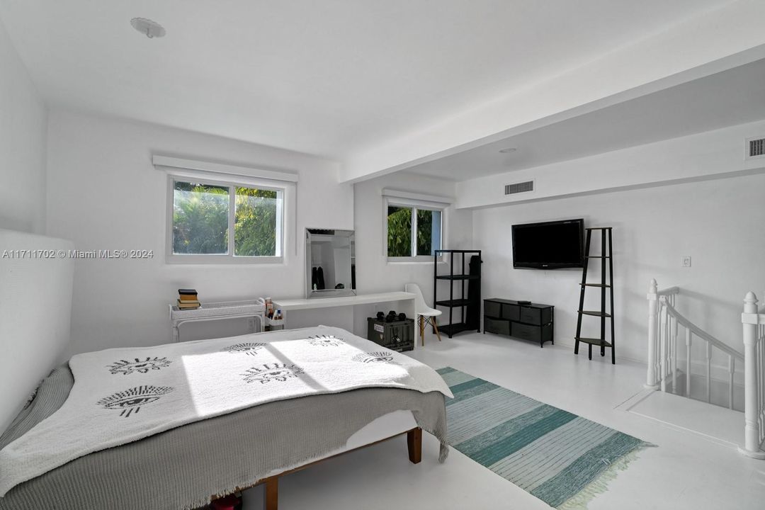 合同活跃: $2,990,000 (5 贝兹, 4 浴室, 3770 平方英尺)